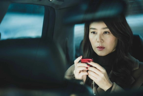 Кадр из дорамы Звонок из прошлого