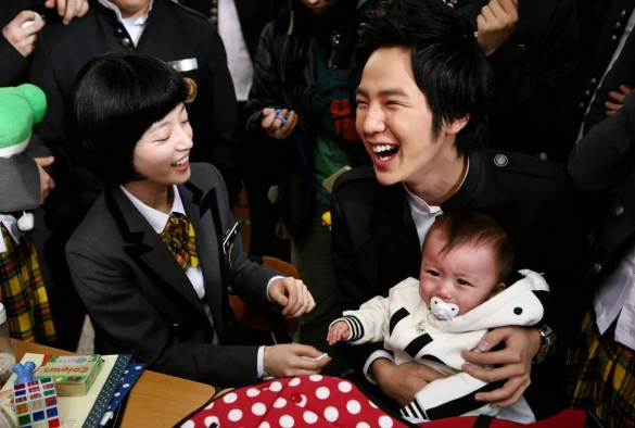 Кадр из дорамы Малыш и я