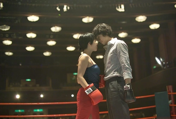 Кадр из дорамы Меняясь партнёрами