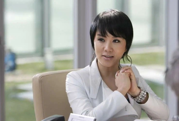 Кадр из дорамы Меняясь партнёрами