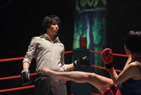 Кадр из дорамы Меняясь партнёрами