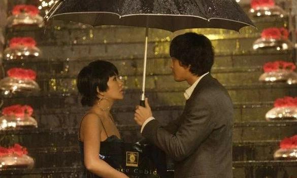 Кадр из дорамы Меняясь партнёрами