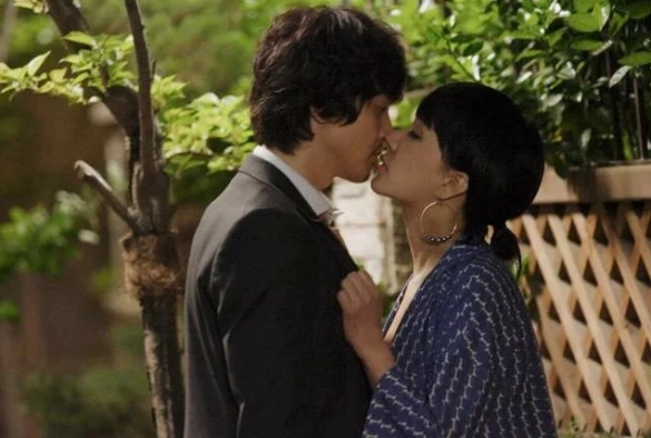 Кадр из дорамы Меняясь партнёрами