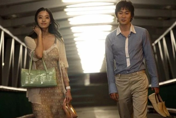 Кадр из дорамы Меняясь партнёрами