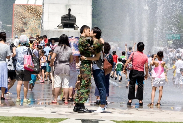 Кадр из дорамы Лишь друзья?