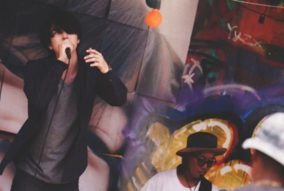 Кадр из дорамы Люби и пой