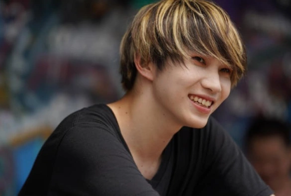 Кадр из дорамы Люби и пой