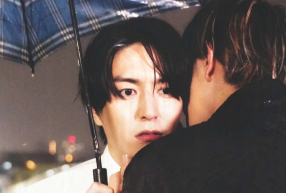 Кадр из дорамы Люби и пой