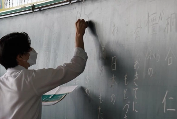 Кадр из дорамы Люби и пой