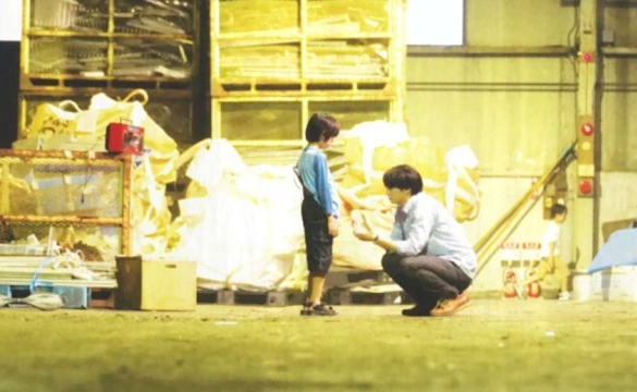 Кадр из дорамы Люби и пой