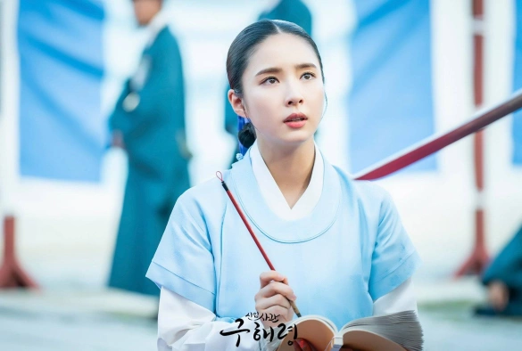 Кадр из дорамы Новичок-историк Гу Хэ Рён