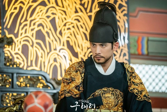 Кадр из дорамы Новичок-историк Гу Хэ Рён