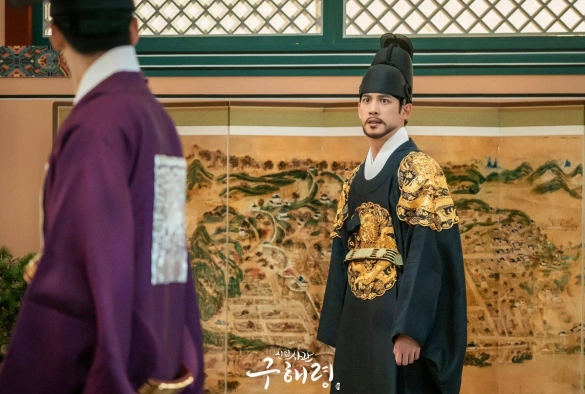 Кадр из дорамы Новичок-историк Гу Хэ Рён