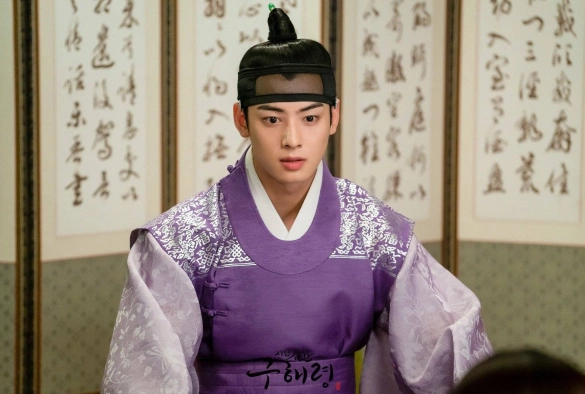 Кадр из дорамы Новичок-историк Гу Хэ Рён