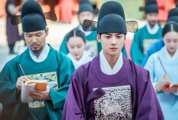 Кадр из дорамы Новичок-историк Гу Хэ Рён