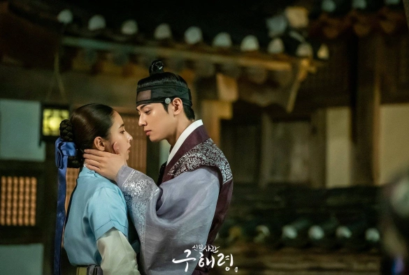 Кадр из дорамы Новичок-историк Гу Хэ Рён
