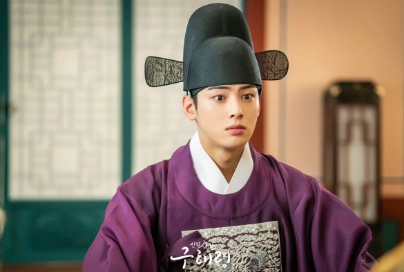 Кадр из дорамы Новичок-историк Гу Хэ Рён