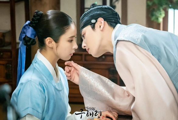 Кадр из дорамы Новичок-историк Гу Хэ Рён