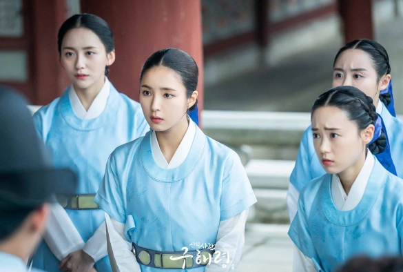 Кадр из дорамы Новичок-историк Гу Хэ Рён