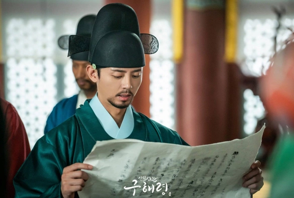 Кадр из дорамы Новичок-историк Гу Хэ Рён