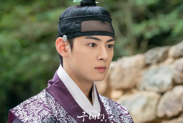 Кадр из дорамы Новичок-историк Гу Хэ Рён