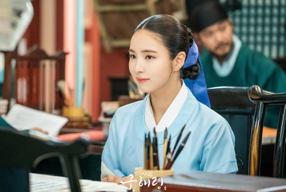 Кадр из дорамы Новичок-историк Гу Хэ Рён