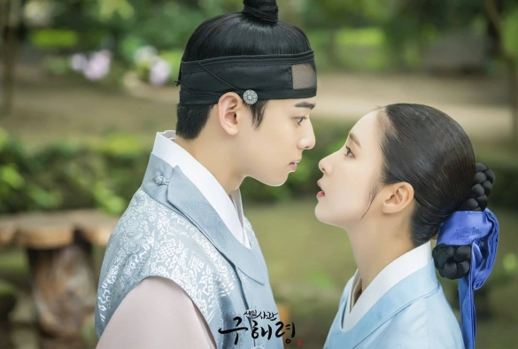 Кадр из дорамы Новичок-историк Гу Хэ Рён