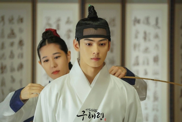 Кадр из дорамы Новичок-историк Гу Хэ Рён