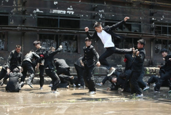 Кадр из дорамы Кулак и вера