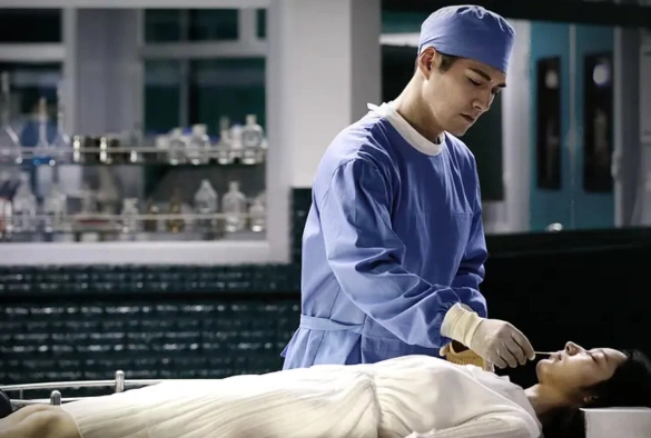 Кадр из дорамы Шёпот мёртвого тела