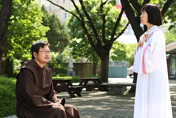 Кадр из дорамы Чёрные священники