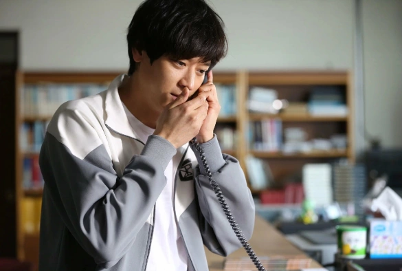 Кадр из дорамы Чёрные священники