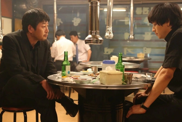 Кадр из дорамы Чёрные священники