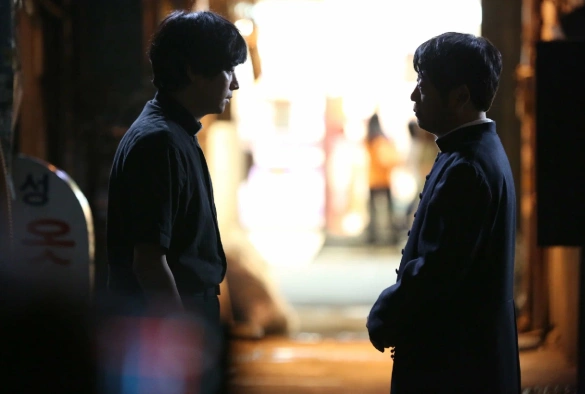 Кадр из дорамы Чёрные священники