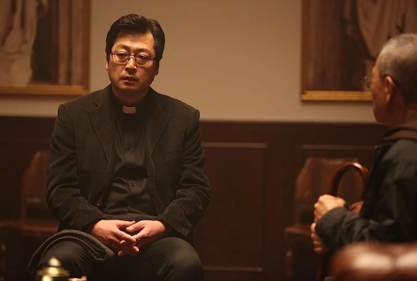 Кадр из дорамы Чёрные священники