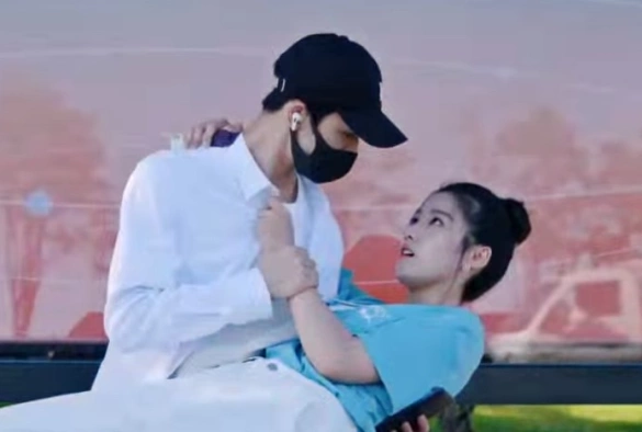 Кадр из дорамы Шипперить её