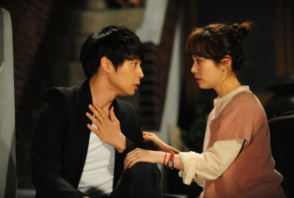 Кадр из дорамы Принц с чердака