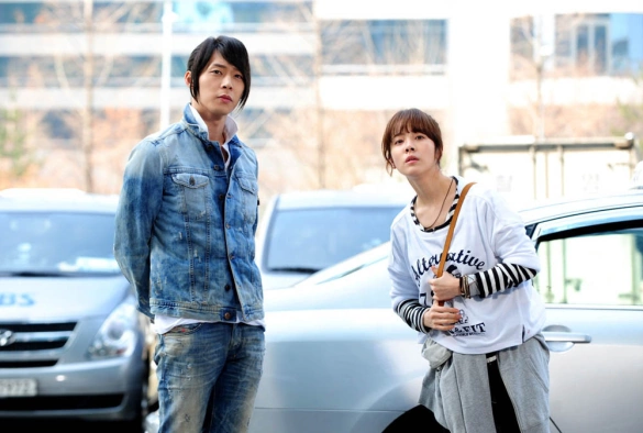 Кадр из дорамы Принц с чердака