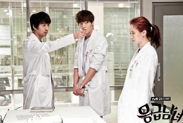 Кадр из дорамы Врачи неотложки