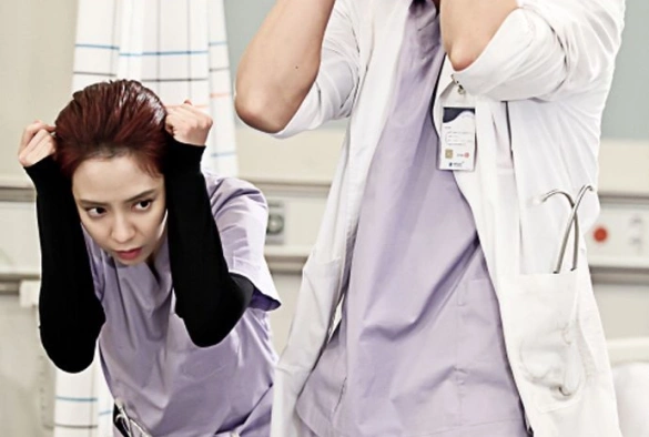 Кадр из дорамы Врачи неотложки