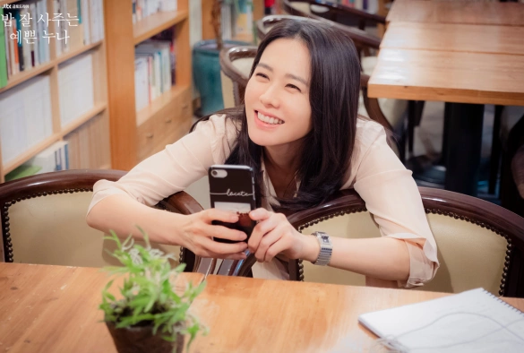 Кадр из дорамы Красивая нуна, что покупает мне еду