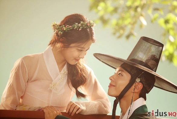 Кадр из дорамы Любовь в лунном свете / Свет луны, очерченный облаком