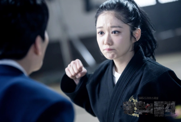 Кадр из дорамы Достоинство императрицы