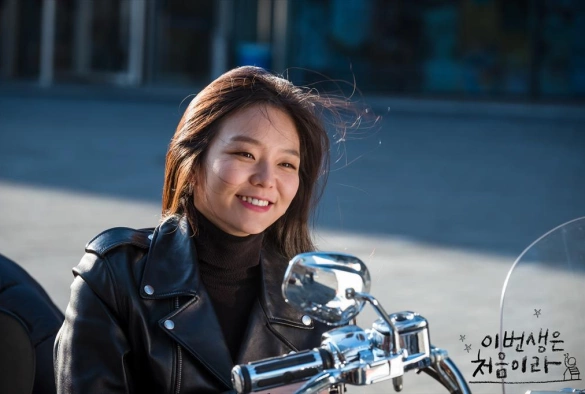 Кадр из дорамы Наша первая жизнь