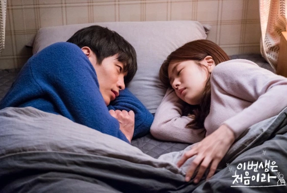 Кадр из дорамы Наша первая жизнь