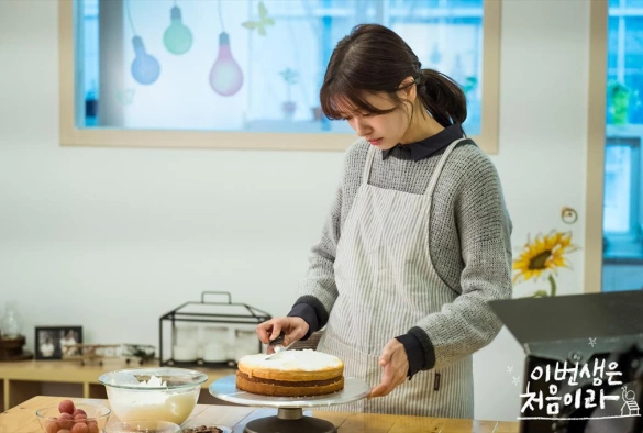 Кадр из дорамы Наша первая жизнь