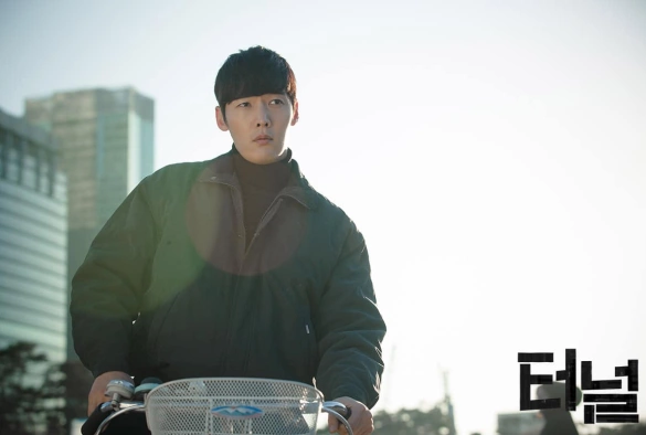 Кадр из дорамы Тоннель