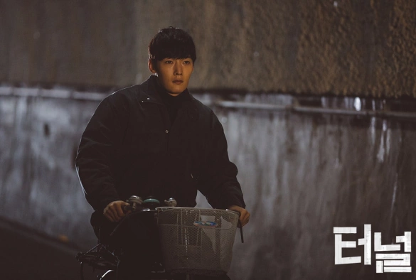 Кадр из дорамы Тоннель