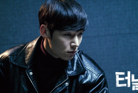 Кадр из дорамы Тоннель