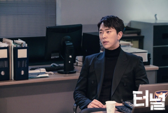 Кадр из дорамы Тоннель